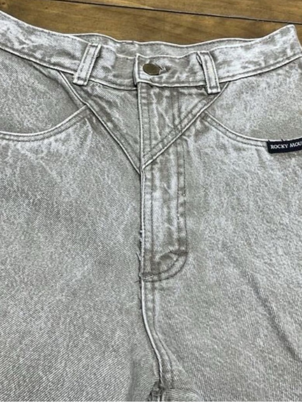 Rocky Mountain High-Rise Jeans in Light Gray Acid Wash